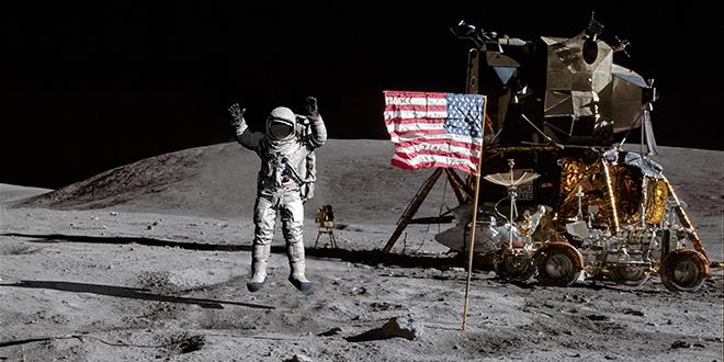 宇航员将美国国旗插在月球上