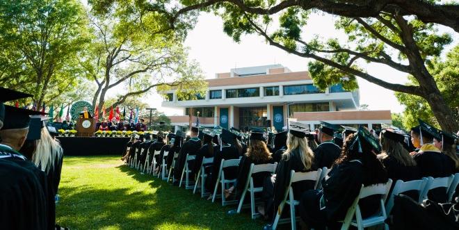 在JU校园的毕业典礼照片.