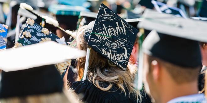 一名JU女学生头上的毕业帽上的聚焦照片，上面写着 